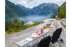 Abendessen über dem Geirangerfjord